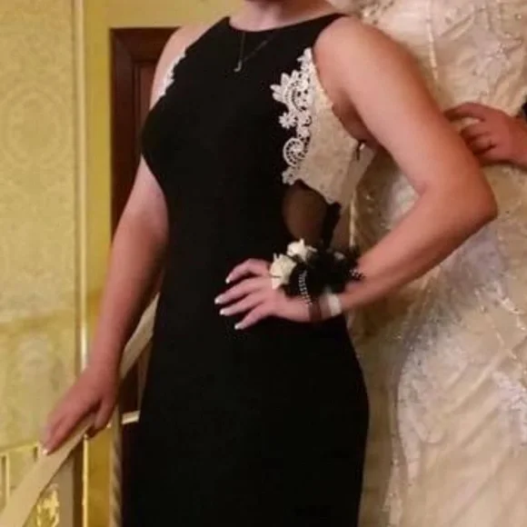 Black Homecoming or Prom Dress - size 9/10 with mesh size panels, lace - Picture 1 of 6